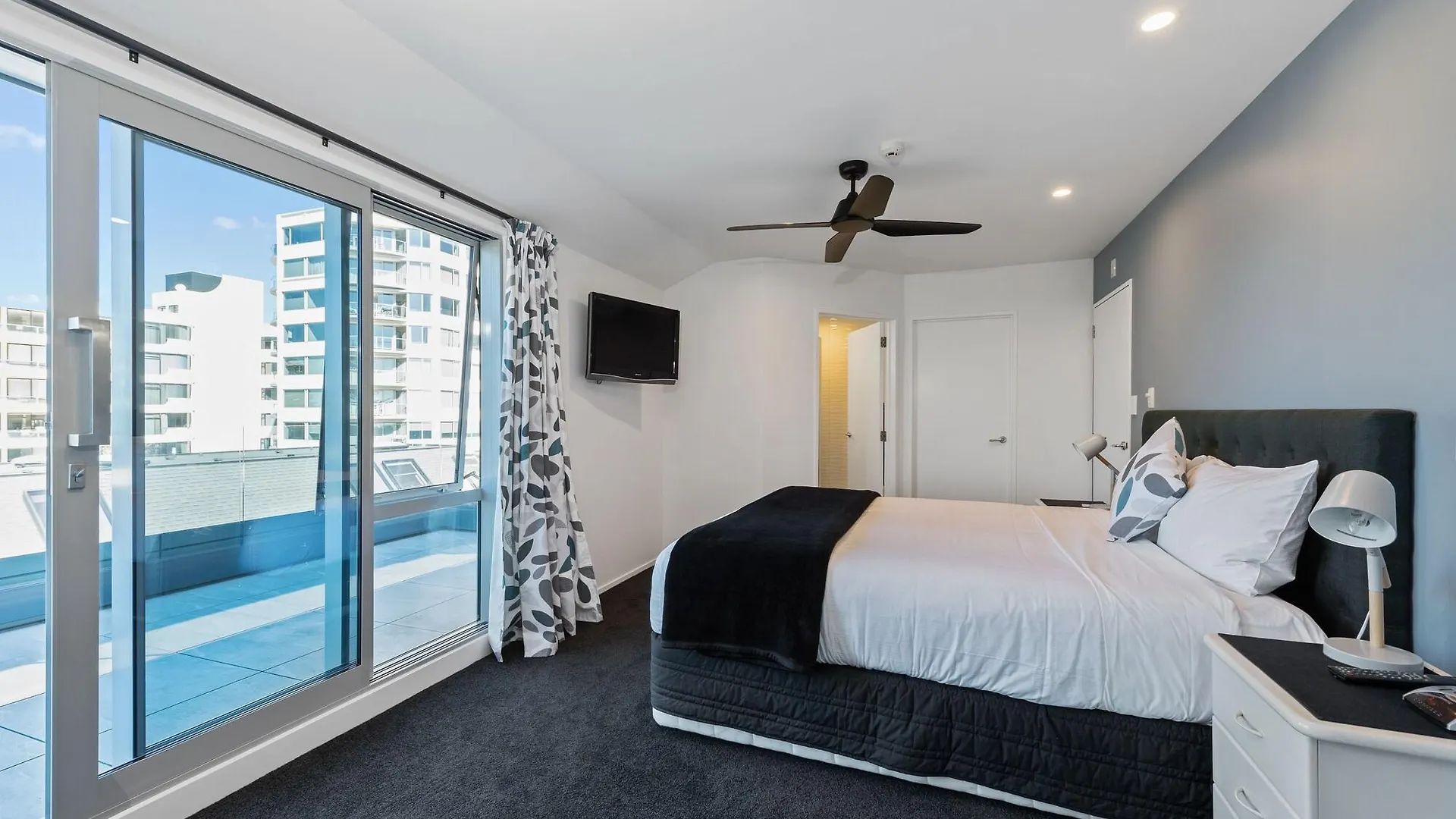 Апарт-отель Pavilion Beachfront Apartments Маунт-Маунгани