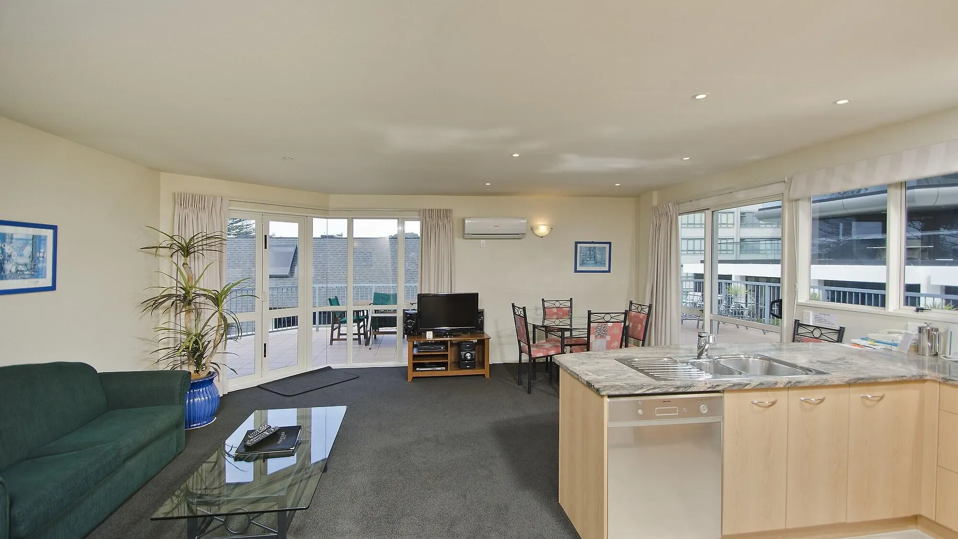 Pavilion Beachfront Apartments Маунт-Маунгани Апарт-отель
