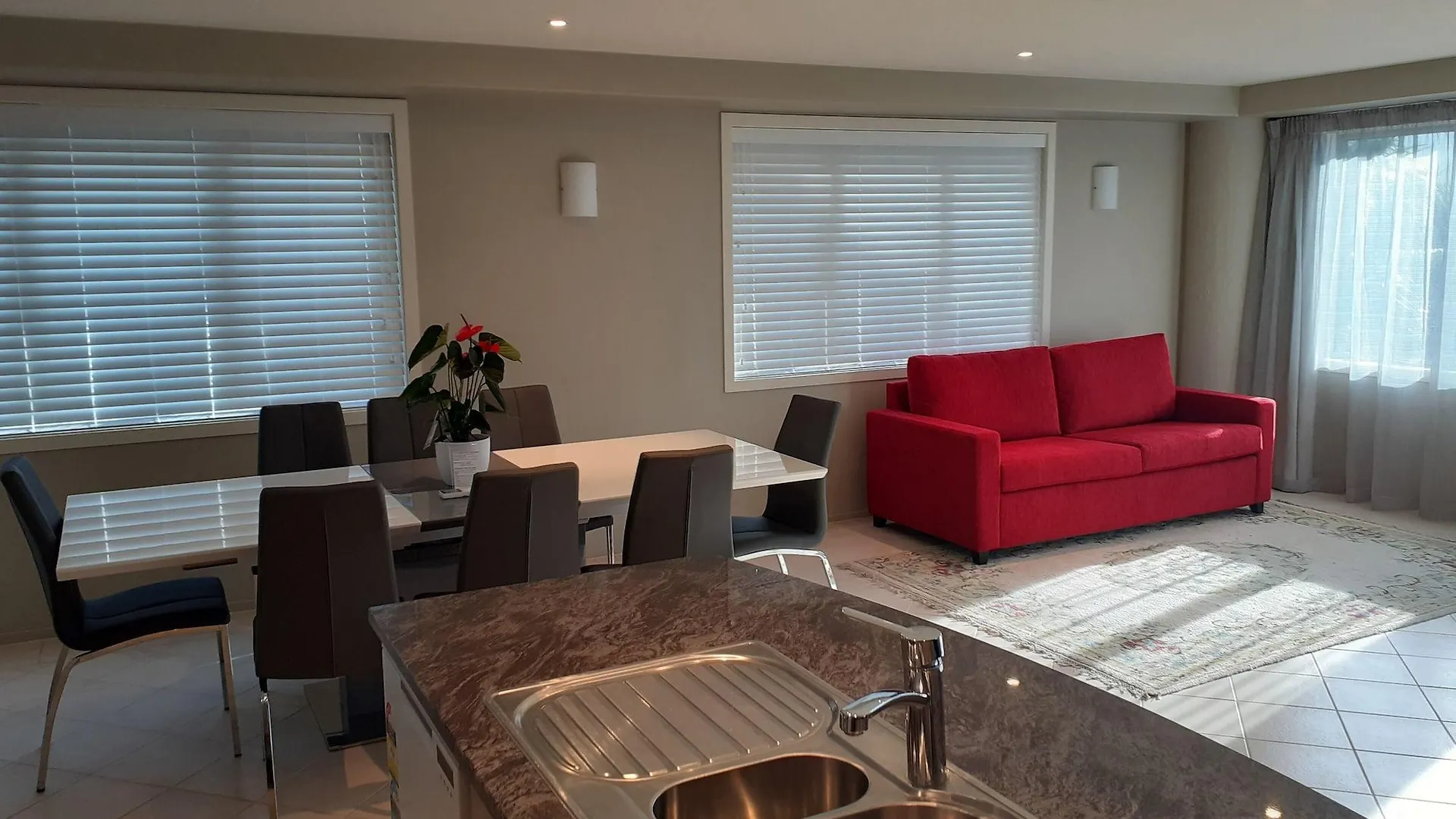 Pavilion Beachfront Apartments Маунт-Маунгани 4*,