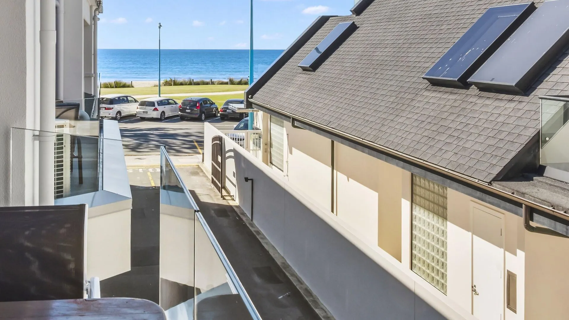 Апарт-отель Pavilion Beachfront Apartments Маунт-Маунгани