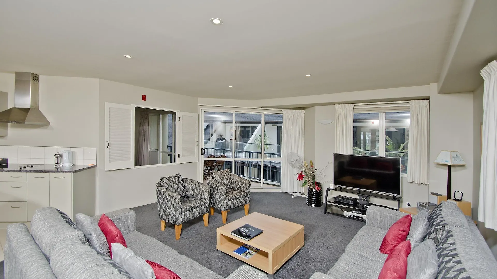 Pavilion Beachfront Apartments Маунт-Маунгани 4*,  Новая Зеландия