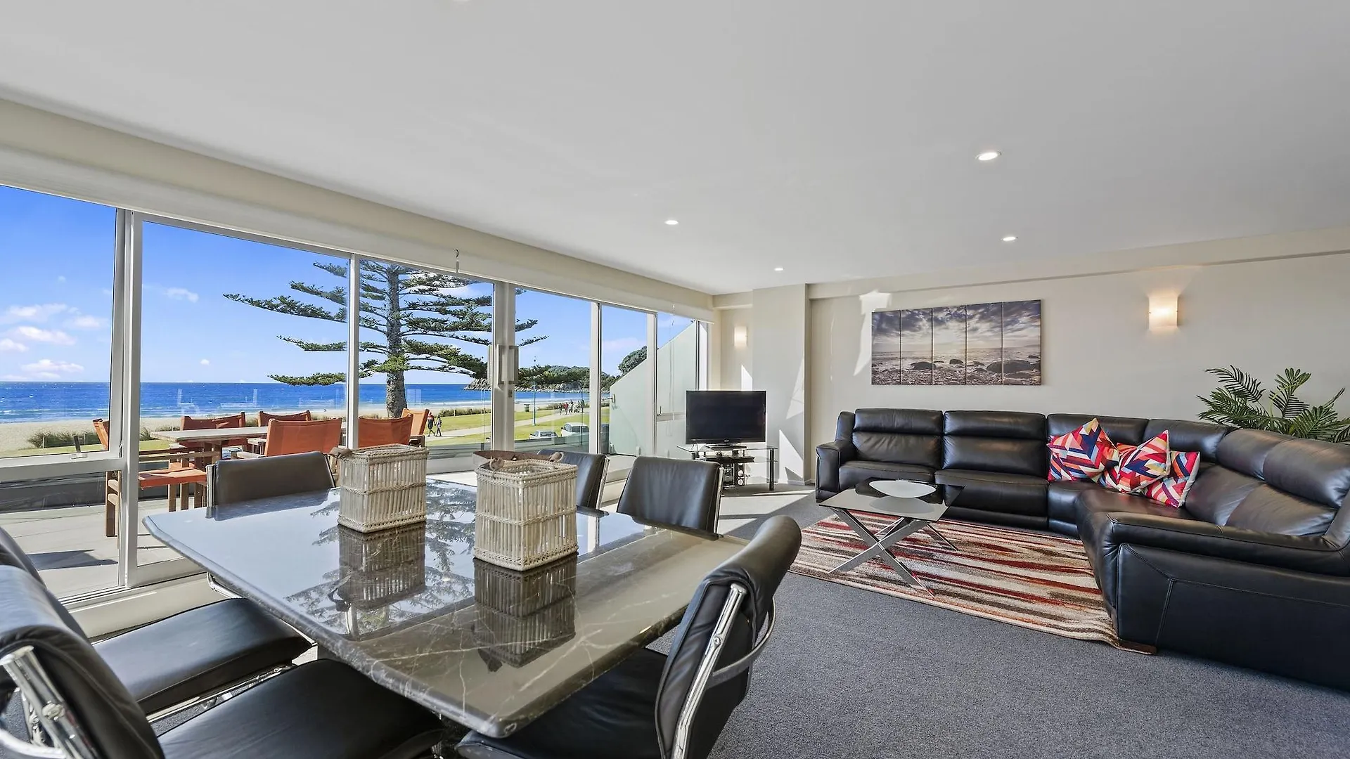 Pavilion Beachfront Apartments Маунт-Маунгани 4*,