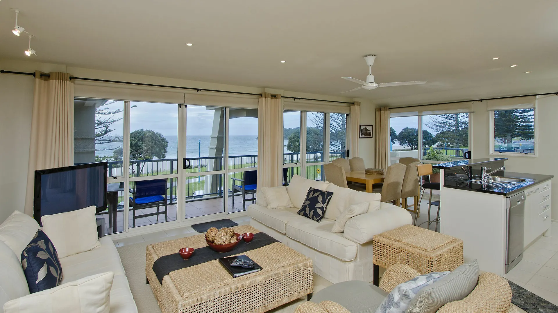 Pavilion Beachfront Apartments Маунт-Маунгани 4*,  Новая Зеландия