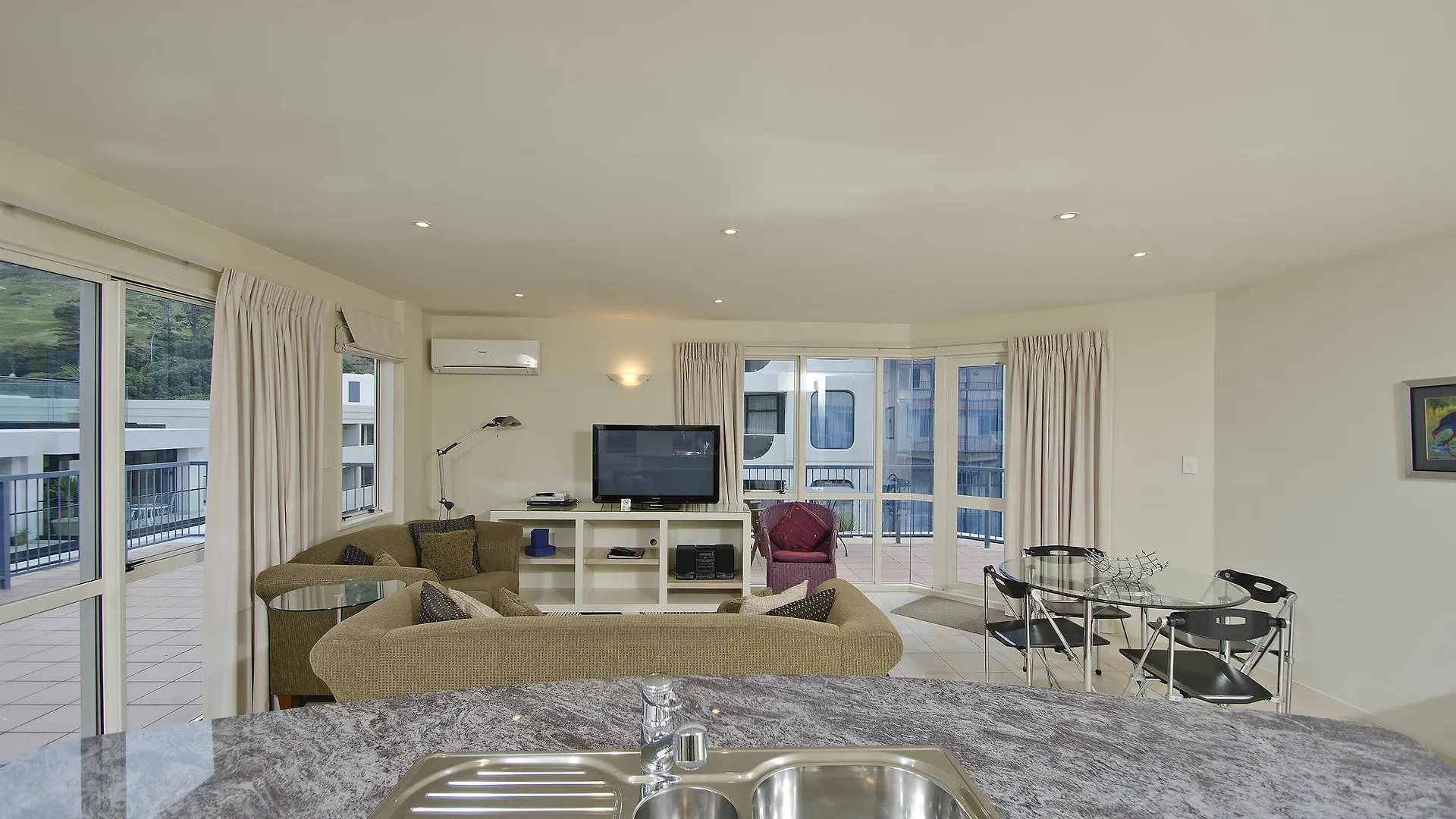 **** Апарт-отель Pavilion Beachfront Apartments Маунт-Маунгани Новая Зеландия