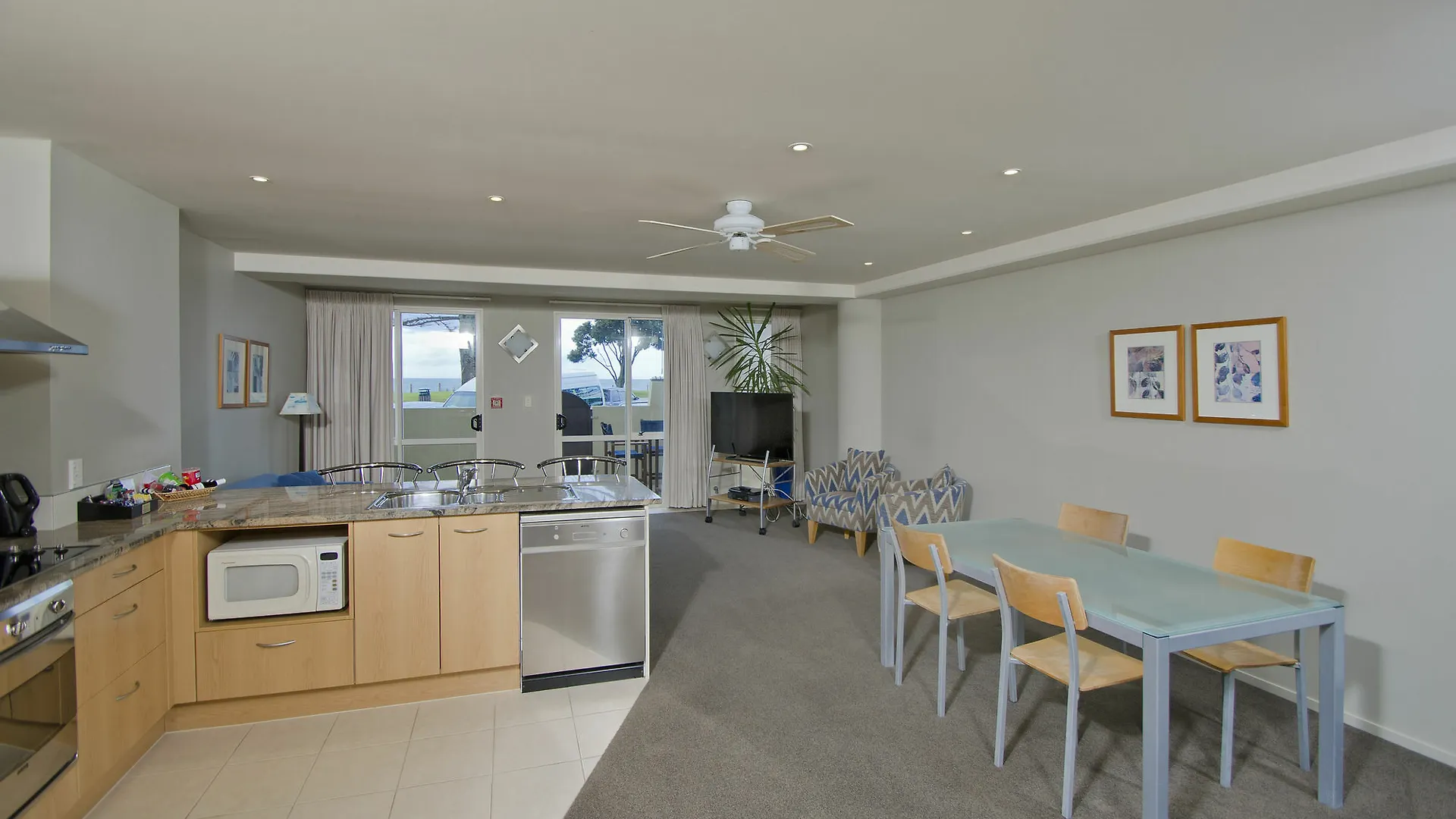 Апарт-отель Pavilion Beachfront Apartments Маунт-Маунгани